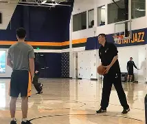 jiuyou.com-赛后犹他爵士调整名单以备法甲，官宣签约环节打磨，管理层满意，临场指挥获称赞的简单介绍