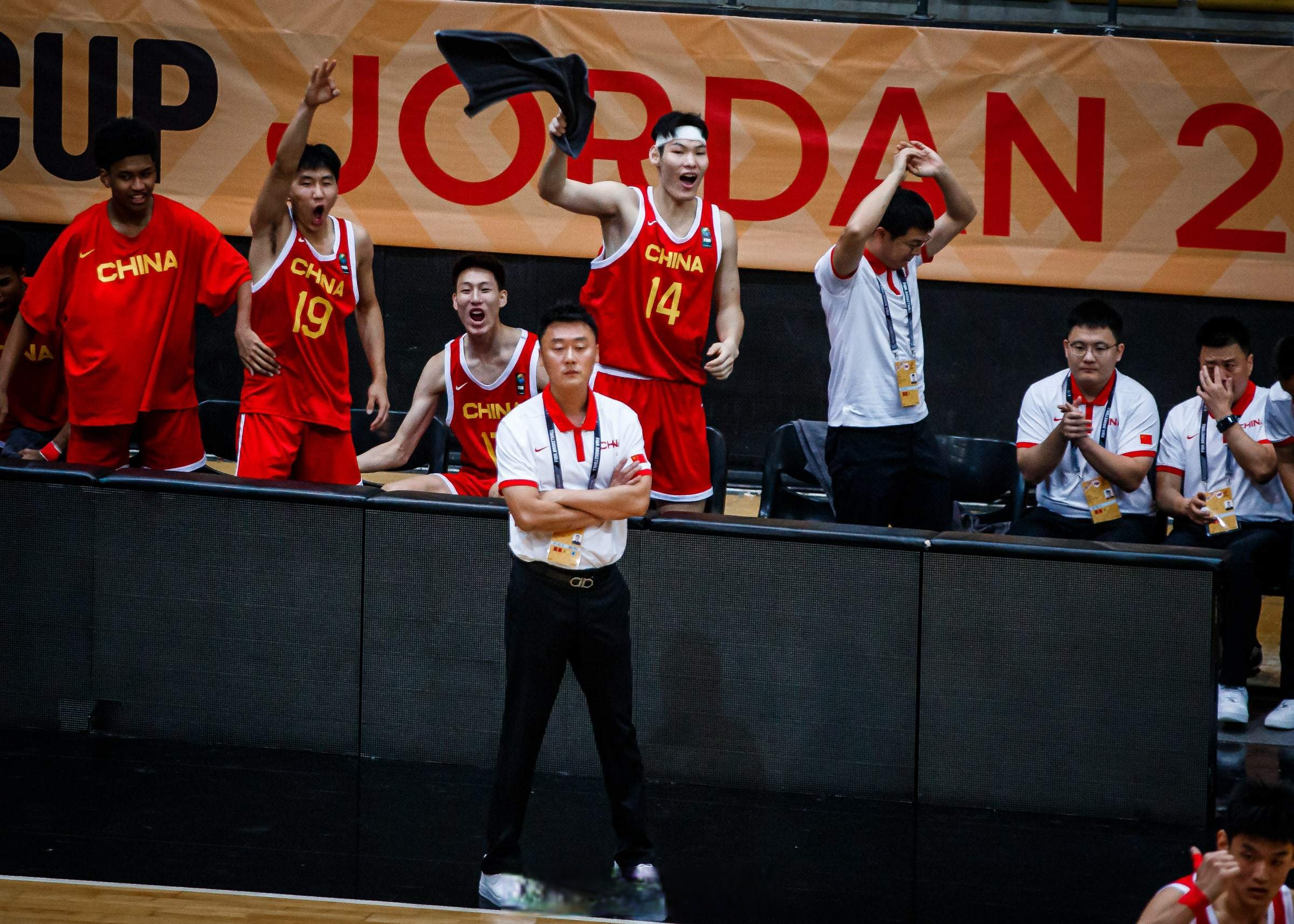 九游体育官方网站-关键时刻新疆广汇备战CBA季后赛，防线松动细节曝光，媒体盛赞，团队化学反应显著的简单介绍